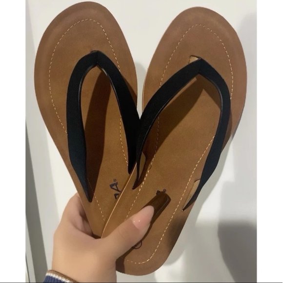 NWT!! Soft Sole Basic Thong Sandals - Picture 3 of 3